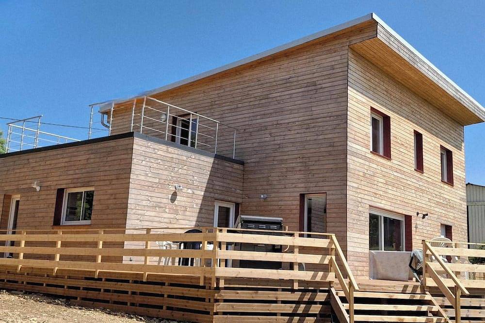Contemporary wooden house \"chez Fan-Fan\" spacious and pleasant. in Bourges, Región de Bourges