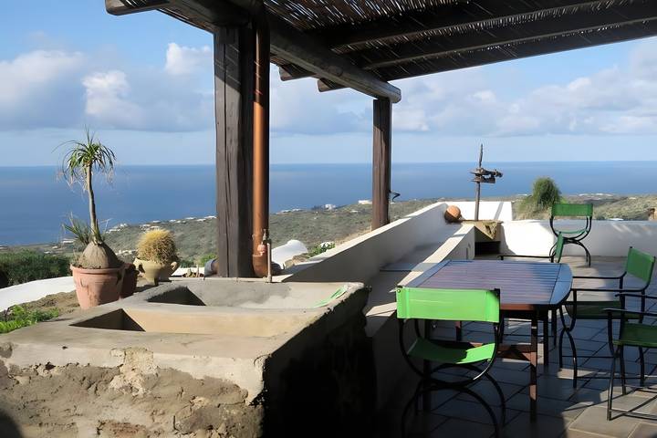Ferienhaus 'Antico Dammuso' mit privater Terrasse und privatem Garten in Pantelleria, Trapani Provinz