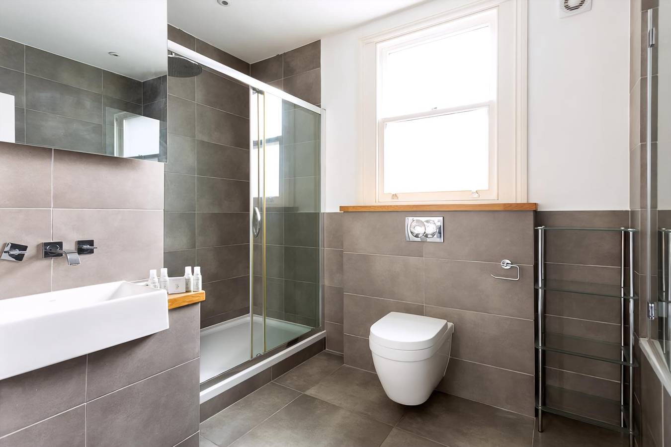 Entire apartment, Spacious Apartment near Portobello Road in Kensington and Chelsea, London