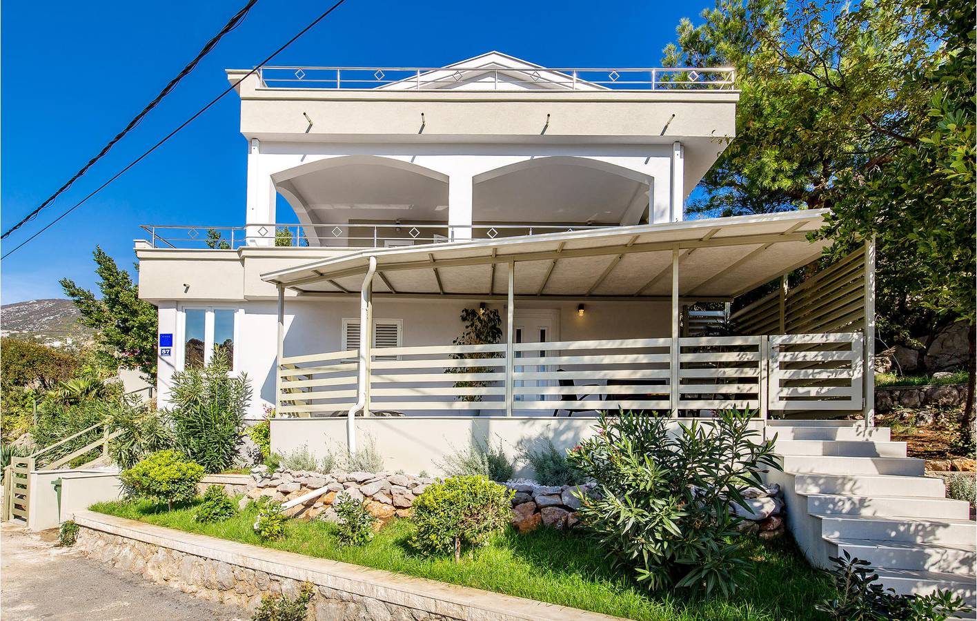 Gemütliche 140 m² große Wohnung mit Pool und Terrasse, 100 m von der Küste entfernt in Cesarica, Naturpark Velebit