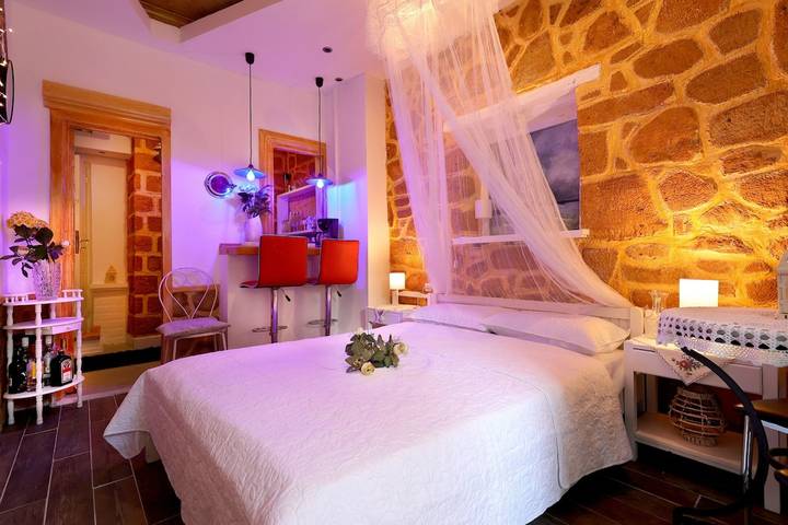 Gîte pour 2 personnes, avec terrasse dans Égine