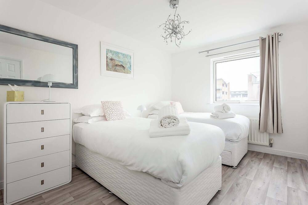 Entire apartment, Beach Point - Stunning Harbour Views from Balcony in Poole, Poole Harbour
