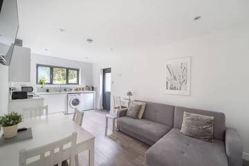 Holiday Letting for 3 People in Lymington, New Forest National Park, Photo 2