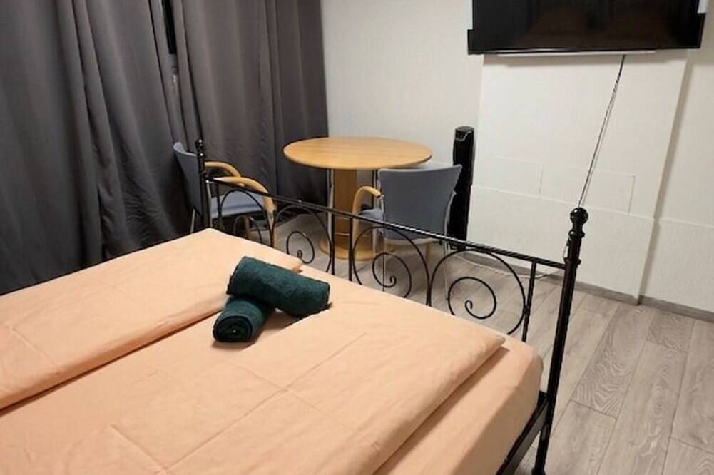 Charming Villa Stay | Garden & Parking Included in Floridsdorf, Wien