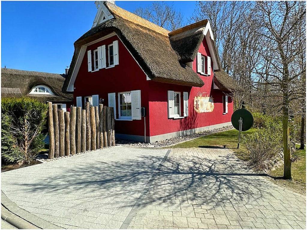 Ferienhaus in Glowe mit Schwimmbecken in Glowe, Rügen