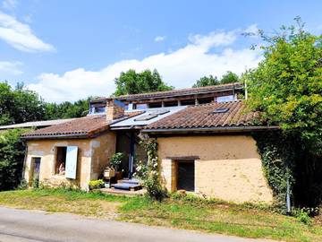 Location de vacances pour 10 personnes, avec vue et jardin à Cellefrouin