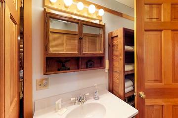 Log Cabin for 6 Guests in Moosehead Lake, Maine, Picture 2