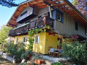 Gîte pour 2 personnes, avec terrasse ainsi que vue et jardin à Mens