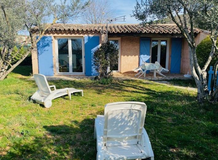 Gîte pour 3 personnes, avec terrasse ainsi que piscine et jardin, animaux acceptés