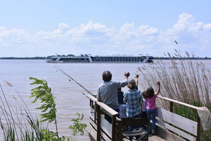 Location de vacances pour 15 personnes, avec Terrasse et Jardin ainsi que Piscine et Vue à Bayon-sur-Gironde