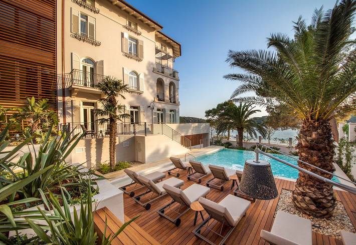 Villa pour 23 personnes, avec Vue sur l’océan et Balcon ainsi que Jacuzzi et Terrasse à Mali Losinj