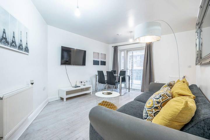 Ferienwohnung für 3 Personen, mit Balkon und Garten, kinderfreundlich in London