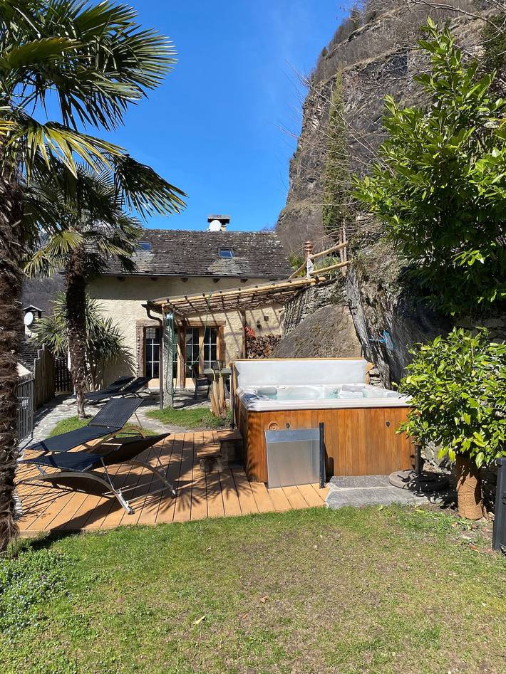 Ferienhaus für 4 Personen, mit Sauna und Garten sowie Whirlpool, mit Haustier im Tessin