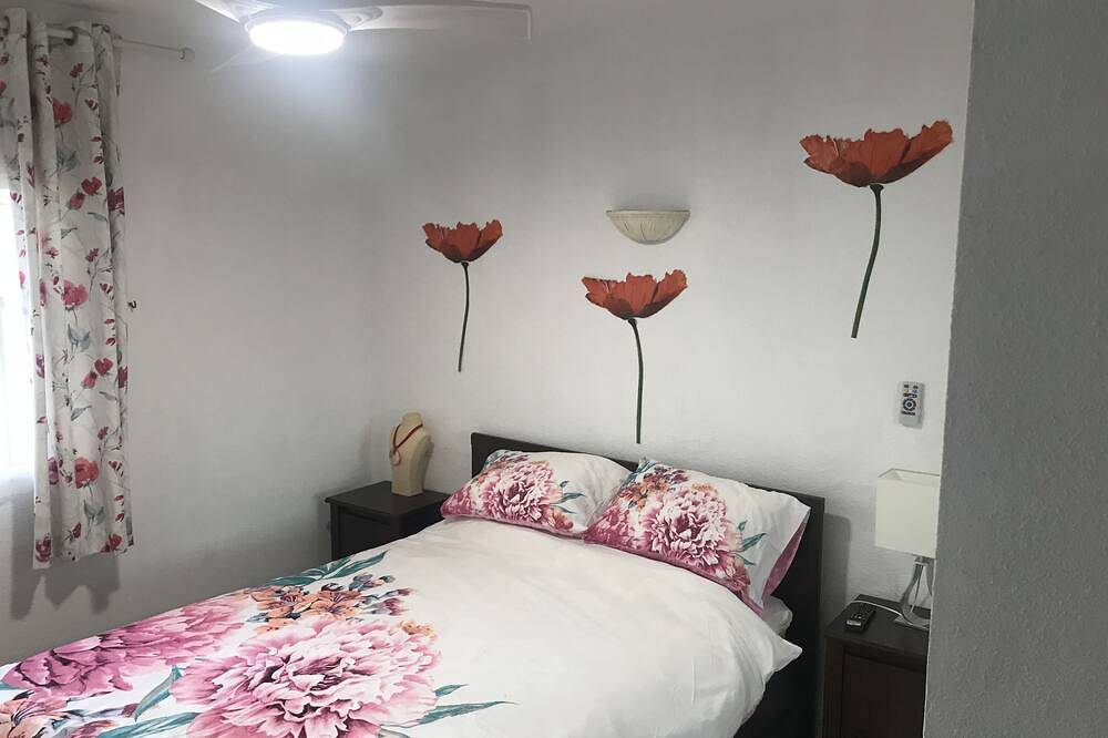 Apartamento entero, Lujosa Orientación Sur Apt Free Wi-Fi Uk Tv Impresionante Vistas Al Mar / Piscina + Ascensor / Elevador in La Cala de Mijas, Mijas