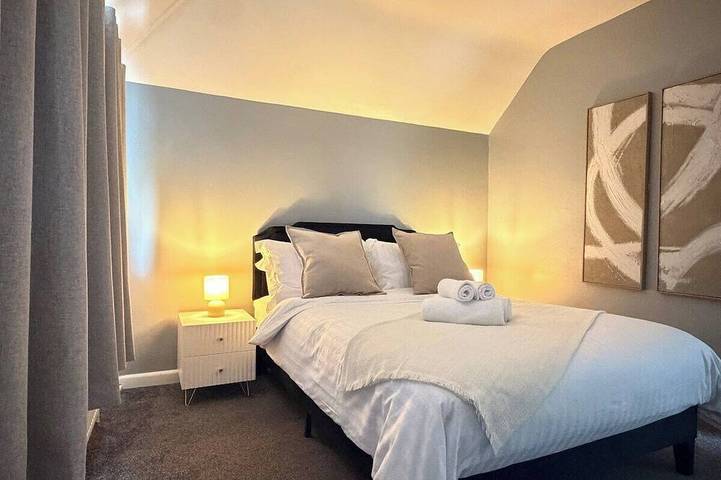 Palm House | Heated Pool | Sleeps 10 | South Downs in Worthing, South-Downs