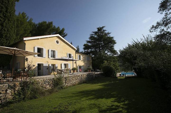 Location de vacances pour 10 personnes, avec Terrasse et Jardin à Saint-Marc-Jaumegarde