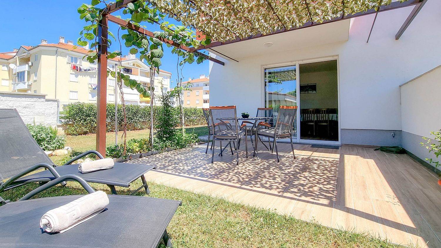 Entire apartment, Strandnahes Apartment mit Meerblick, mediterranem Garten, Liegen, Waschmaschine in Umag, Umag Region