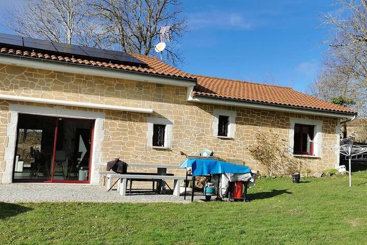 Location de vacances pour 8 personnes, avec piscine ainsi que jardin et vue à Saint-Genès-la-Tourette