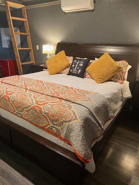 Log cabin for 4 people, with terrace and yard in Texas Hill Country