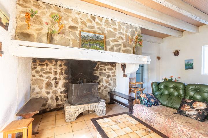 Authentic Béarnaise House with Mountain View, Wi-Fi, and Air Conditioning in Lagor, Béarn