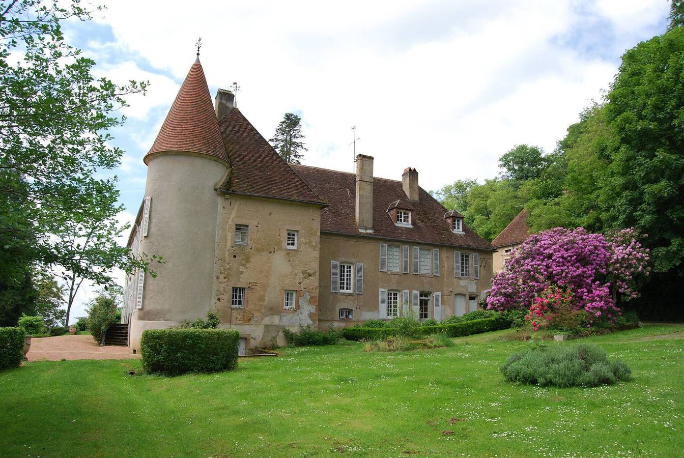 Château Pour Se Retrouver in Larochemillay, Parc naturel régional du Morvan