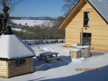 Chalet pour 7 personnes, avec terrasse et jacuzzi ainsi que sauna et jardin, animaux acceptés dans Auvergne-Rhône-Alpes