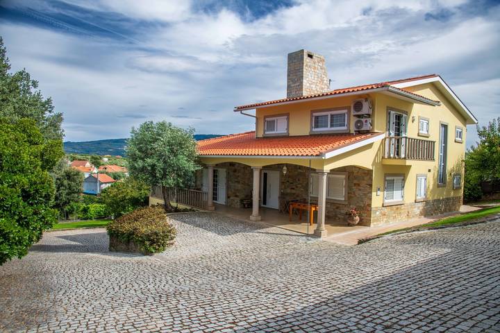 Habitación 'Quarto Matos' con vistas a la montaña, Wi-Fi y aire acondicionado. in Distrito de Bragança