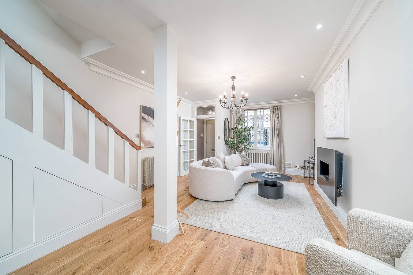 ​Elegant 3-Bed Knightsbridge House with Terrace in London, South East England