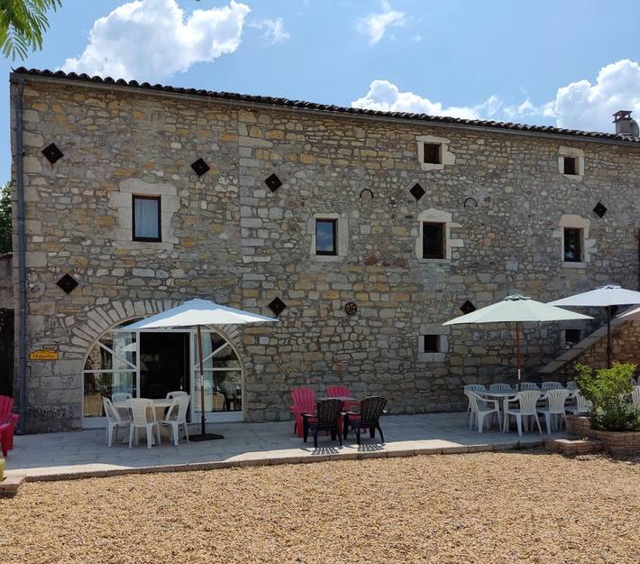 Gîte pour 15 personnes, avec jardin ainsi que piscine et terrasse