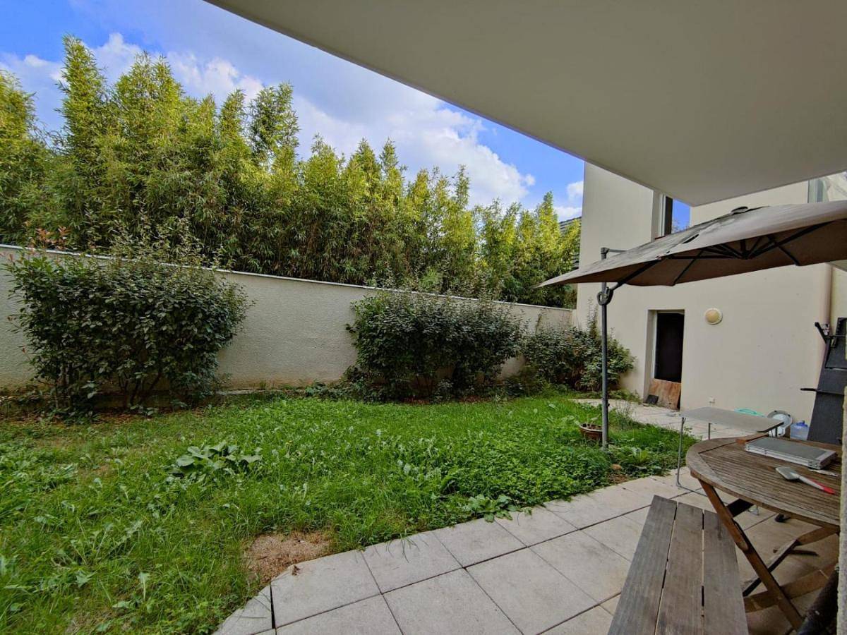 Appartement de vacances entier, Double Room with Terrace in Colombes, Hauts-de-Seine