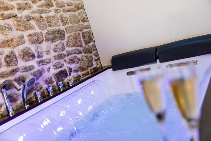 Gîte pour 2 personnes, avec Jacuzzi et Terrasse ainsi que Jardin et Sauna à Longmesnil