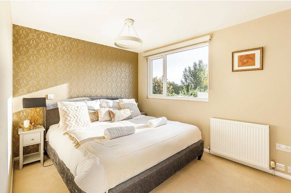 Spacious & Modern 4 Bedroom House in Central Windsor in Windsor, Berkshire