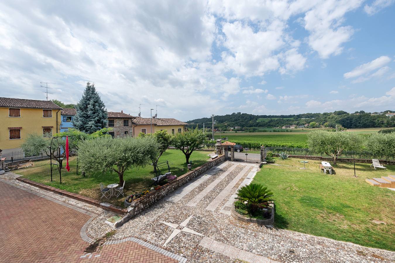 Ganze Wohnung, Apartment 'La Corte Delle Fate' mit Gemeinschaftspool, Gemeinschaftsgarten und Wlan in Lonato del Garda, Brescia Provinz