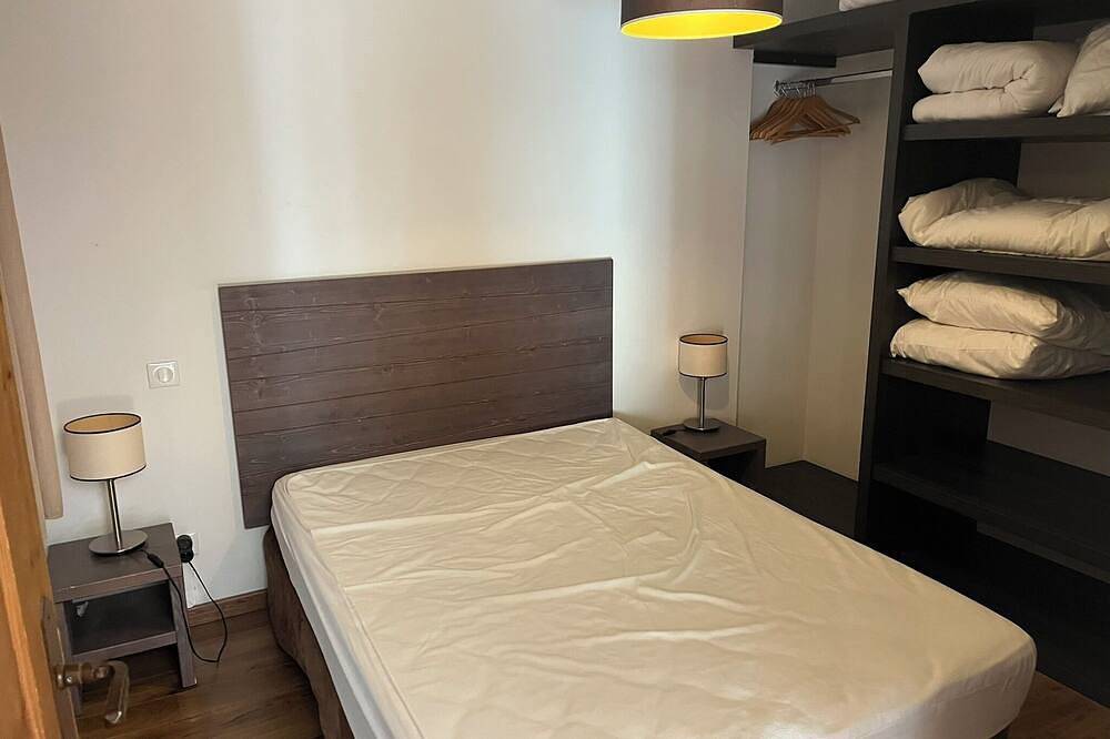 Entire apartment, 10 people - 2 bathrooms - Swimming pools - Terrace - Close to all amenities in Saint-Lary-Soulan, Pyrenees National Park