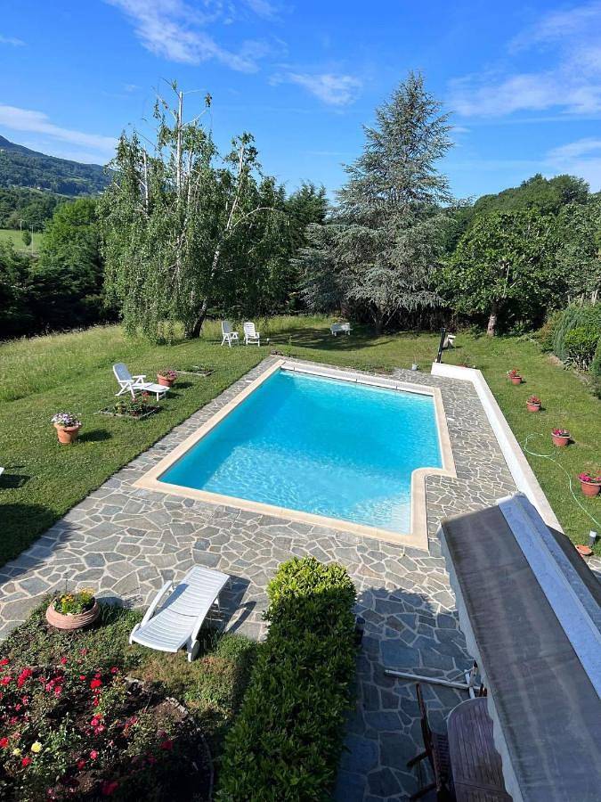 Chambre d’hôte pour 3 personnes, avec vue ainsi que piscine et jardin à Vic-sur-Cère - 3