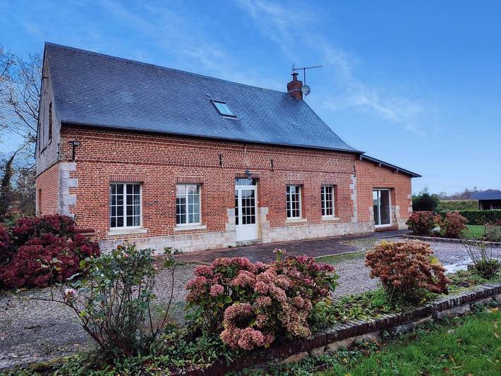 Gîte pour 12 personnes, avec jardin et terrasse, animaux acceptés à Drosay