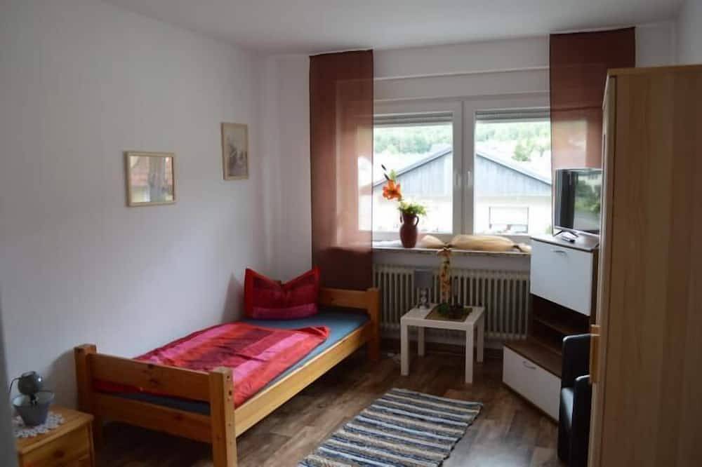 Ganze Wohnung, Ferienwohnung Maximilian mit Balkon und gemütlichen Gartenmöbeln in Rödental, Oberes Maintal - Coburger Land