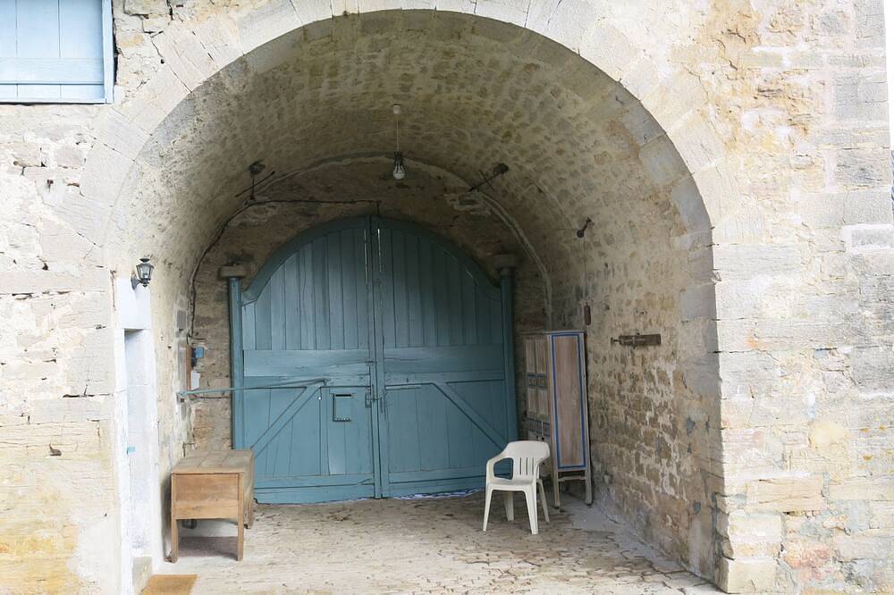 Maison dans le parc d'un d'un château : lacs, balades, tourisme. in Verges, Jura