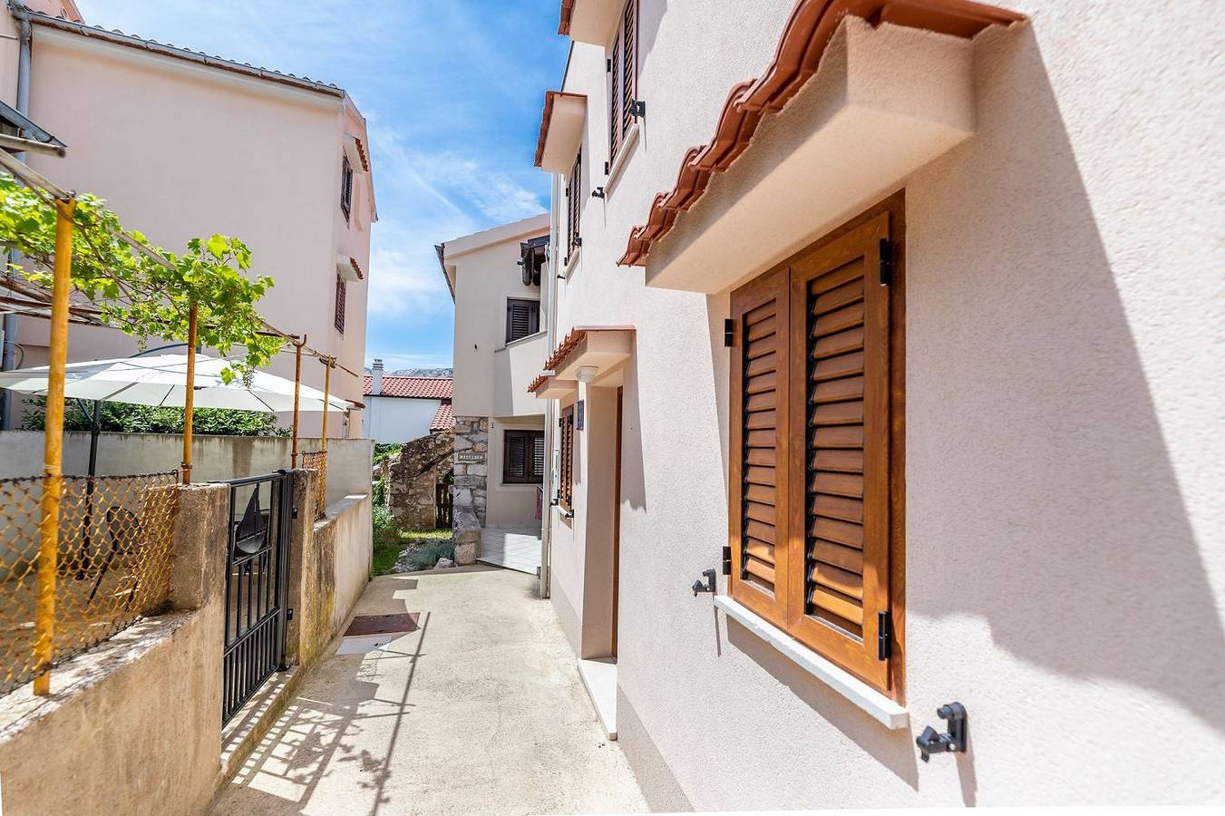 Apartamento entero, Traumhaftes Studio nur 100 Meter zum Strand inmitten der romantischen Altstadt in Baska, Krk (isla)