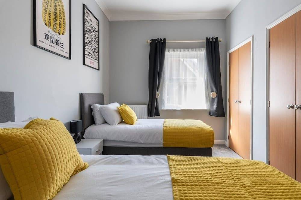 Entire apartment, Stunning 2Br 2Ba w/ Super King Beds + Free Parking in Crawley, West Sussex