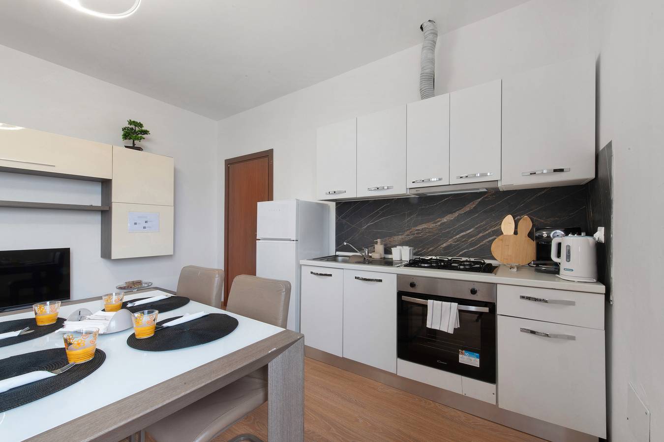 Entire apartment, Apartment 'Dream House' with Balcony and Air Conditioning in Senna Comasco, Brianza
