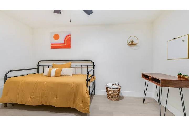 Villa for 12 people, with terrace and garden in Orange County