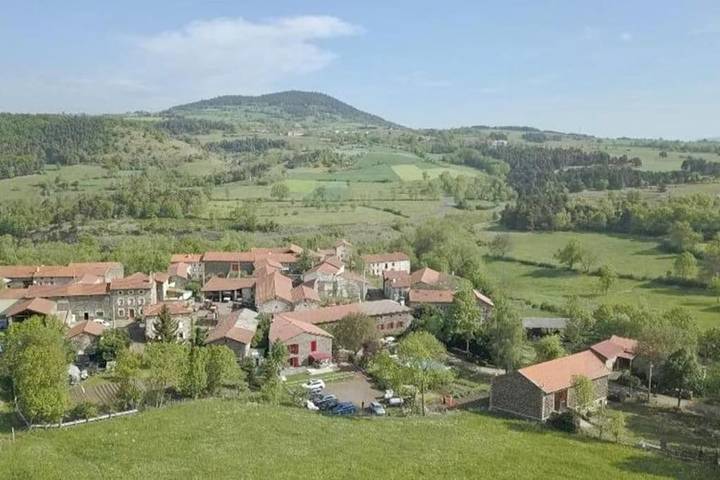 Location de vacances pour 12 personnes, avec jardin et terrasse ainsi que vue et piscine à Saint-Paulien (Haute-Loire) - 4
