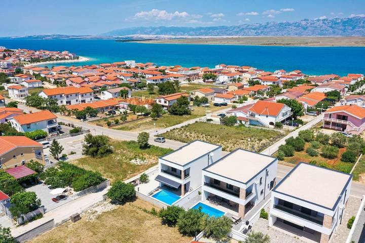 Villa pour 10 personnes, avec Balcon et Terrasse ainsi que Jardin et Piscine dans Vir - 2