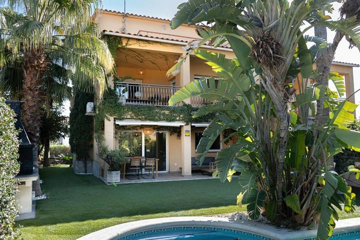 Casa rural para 9 personas, con piscina además de terraza y jardín en San Pedro de Ribas