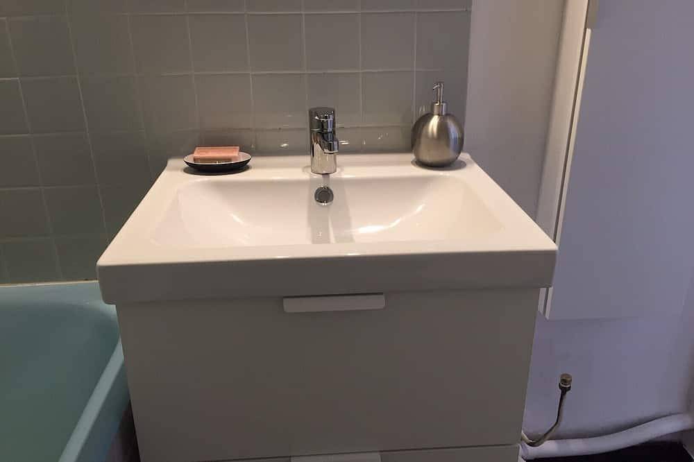 Entire apartment, C - Refurbished accommodation / sleeps 4 in Lans-en-Vercors, Parc naturel régional du Vercors