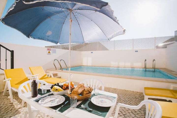 Dom dla 8 osób, z widok i ogród oraz basen w Ferrel