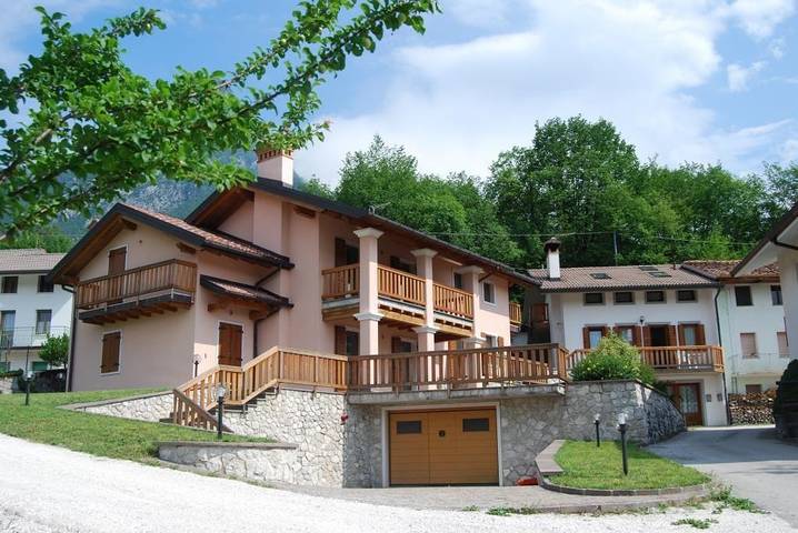 Vakantieappartement voor 4 personen, with balkon and tuin as well as whirlpool in de Dolomieten