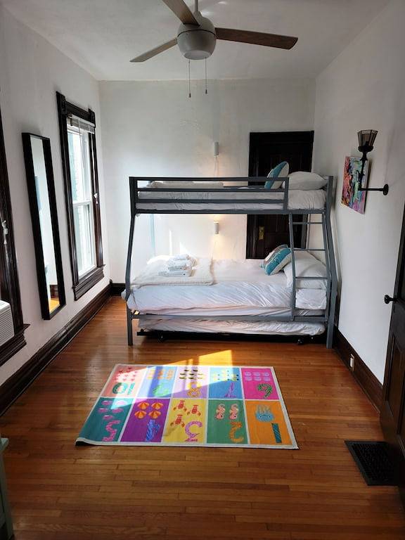 Historic 155 y/o 3-bedroom Kc house with hot tub. in Kansas City, Missouri