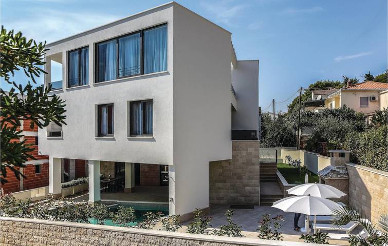 Cozy Sea View Apartment with Pool, Terrace & Kitchen Near the Beach in Trogir, Ciovo